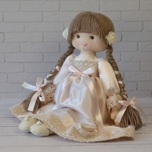 Текстильная интерьерная кукла в винтажном стиле