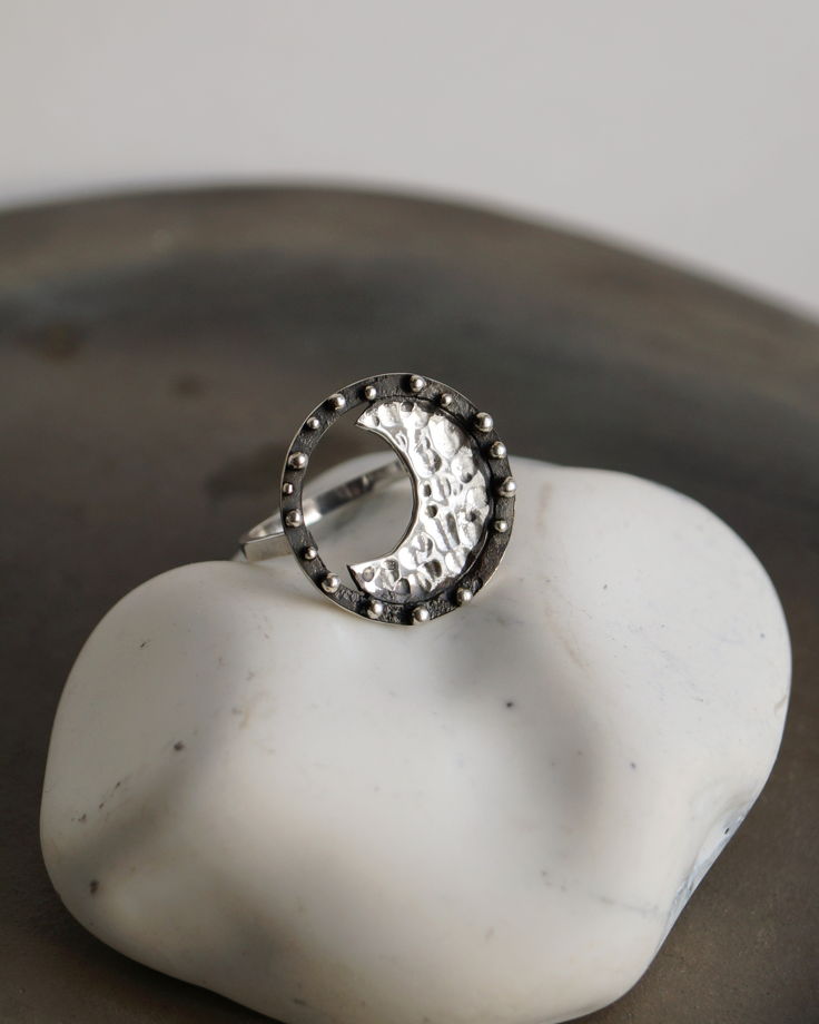 Кольцо Луна из серебра с оксидированием