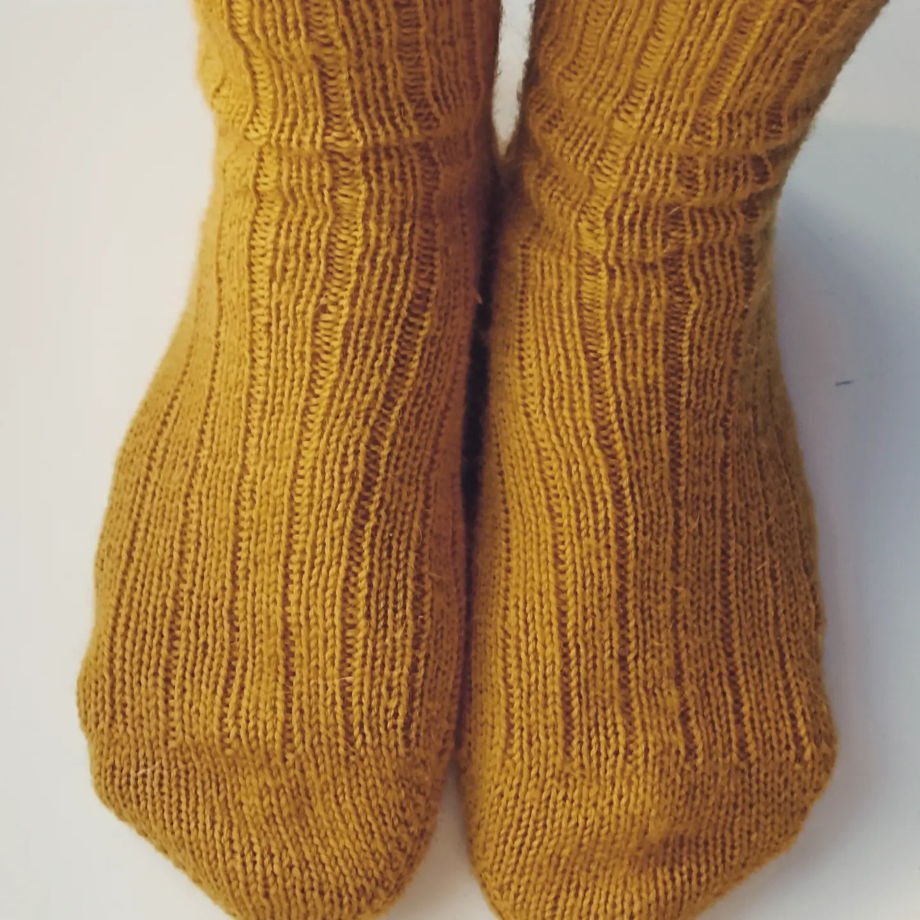 Вязаные носки Standard горчичного цвета
