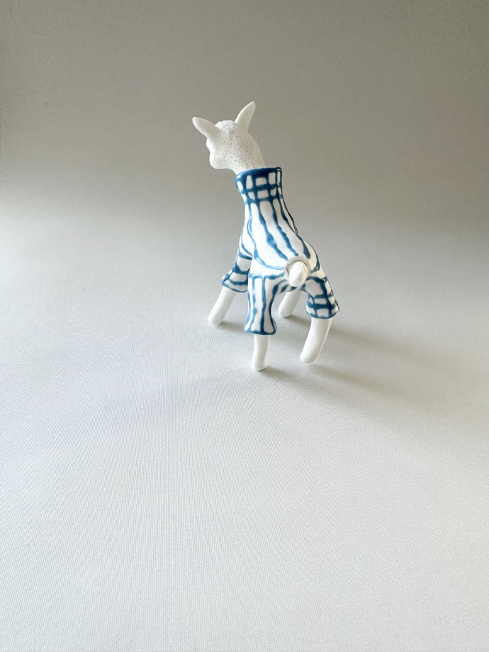 Коллекционная статуэтка -подвес-ёлочная игрушка альпака в полосатом свитере и в съемном шерстяном шарфе из английского костяного фарфора ручной работы