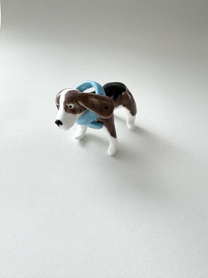 Статуэтка-подвес-ёлочная игрушка собака  бигль в голубом шарфе из английского костяного фарфора ручной работы