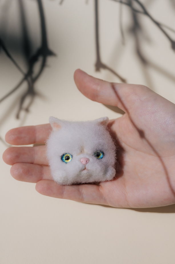 Брошь валяная — "Котик"