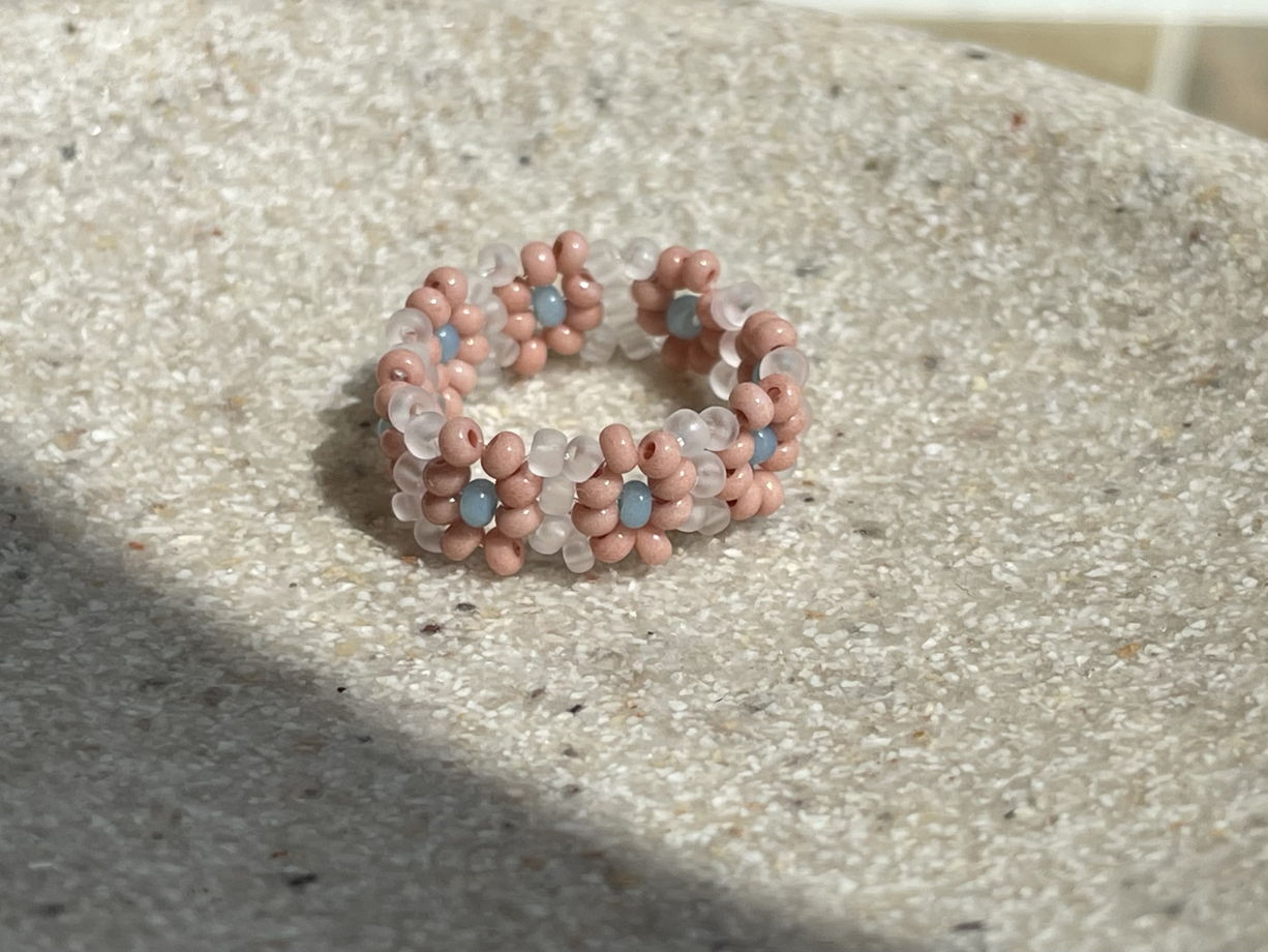 Плетеное кольцо «Цветок» из бисера