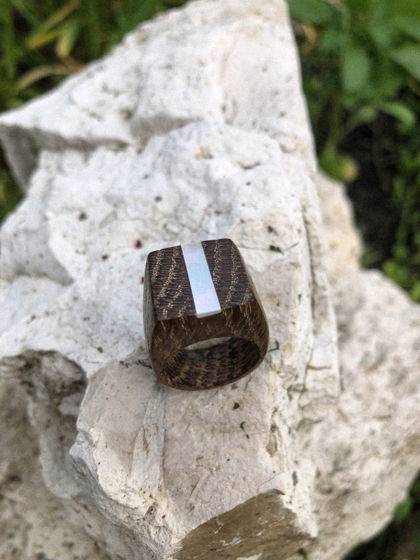 Деревянное кольцо из дуба с перламутром