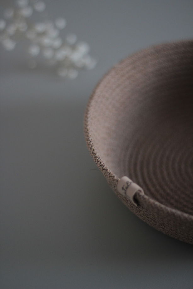 Круглая корзина ручной работы из хлопка цвета джута