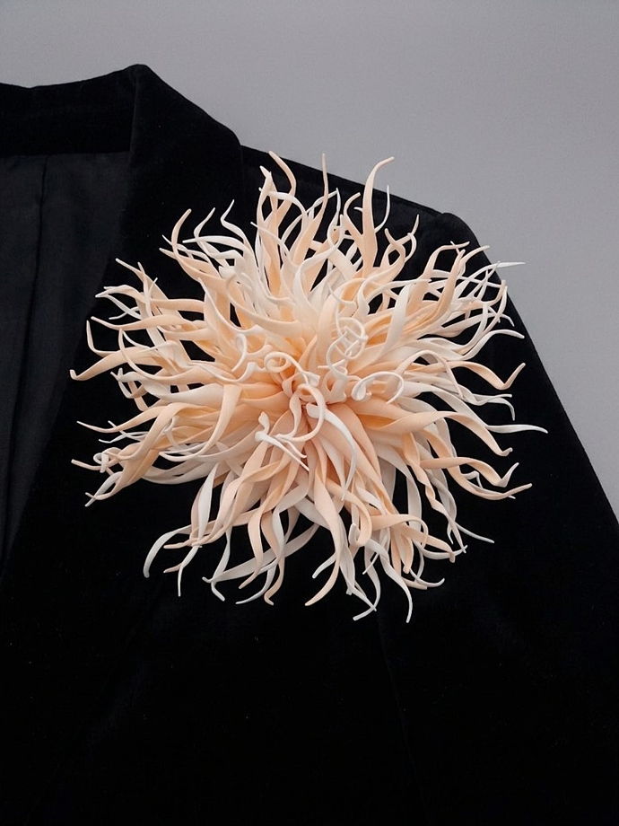 Брошь-хризантема в персиковых оттенках из фоамирана