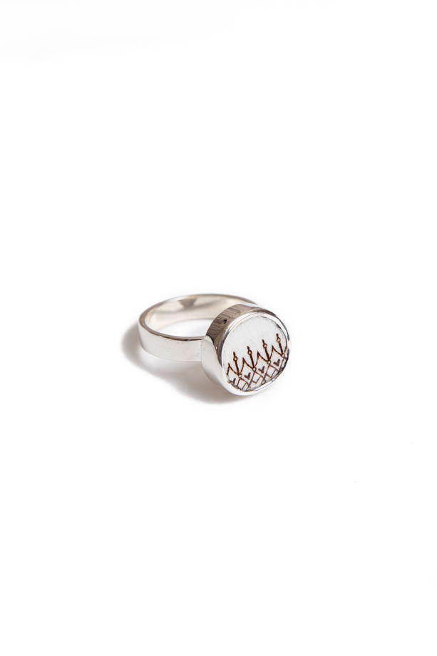 Кольцо  "Ограда" Материал: серебро.  Вставка: фарфор.  Размер: 18.