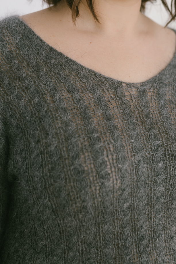 Серый женский свитер из натуральной шерсти с добавлением ангоры, связан вручную