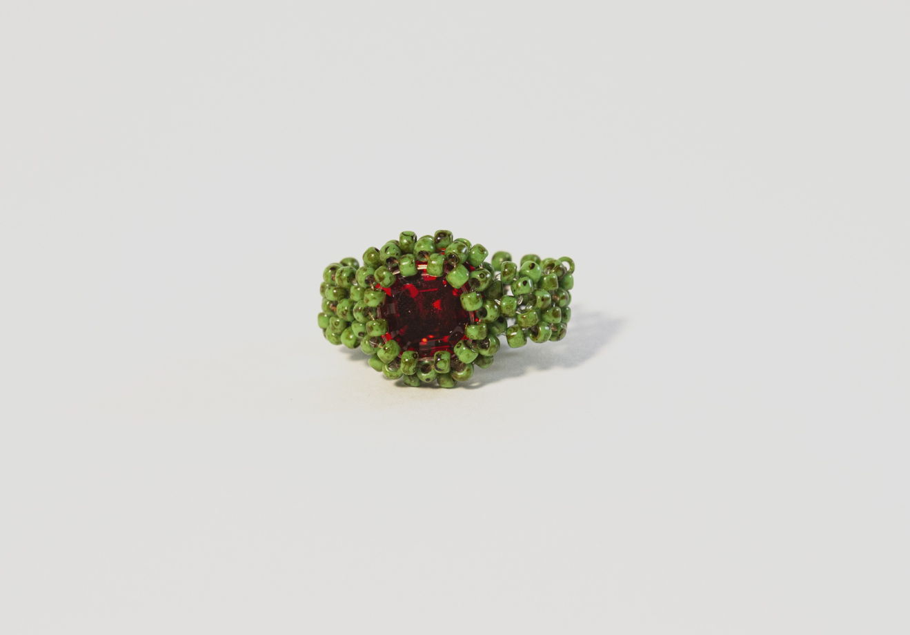 Кольцо REDVINTAGE с красным кристаллом, оплетенный состаренным японским бисером toho