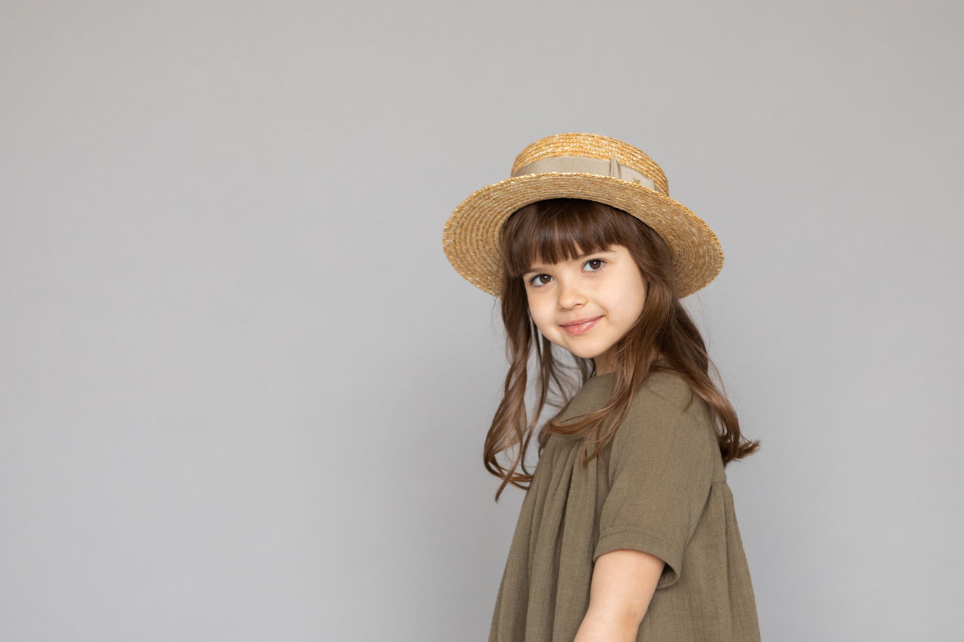 Платье для девочки из вареного хлопка с коротким рукавом (хаки)