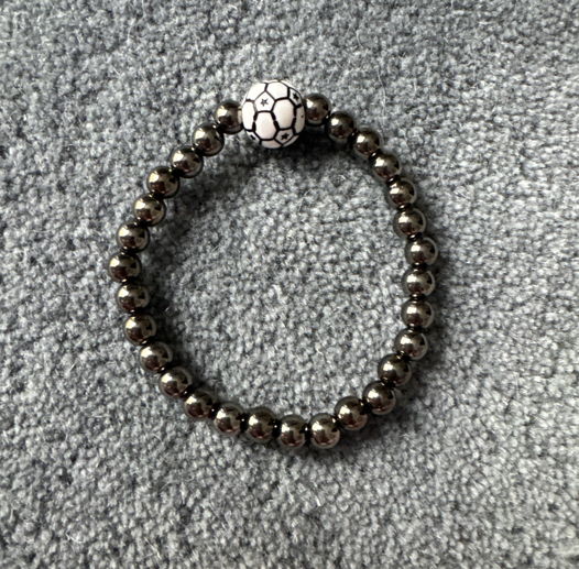 Браслет из серебристых бусин с футбольным мячом Ani.g.bracelets