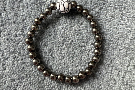 Браслет из серебристых бусин с футбольным мячом Ani.g.bracelets