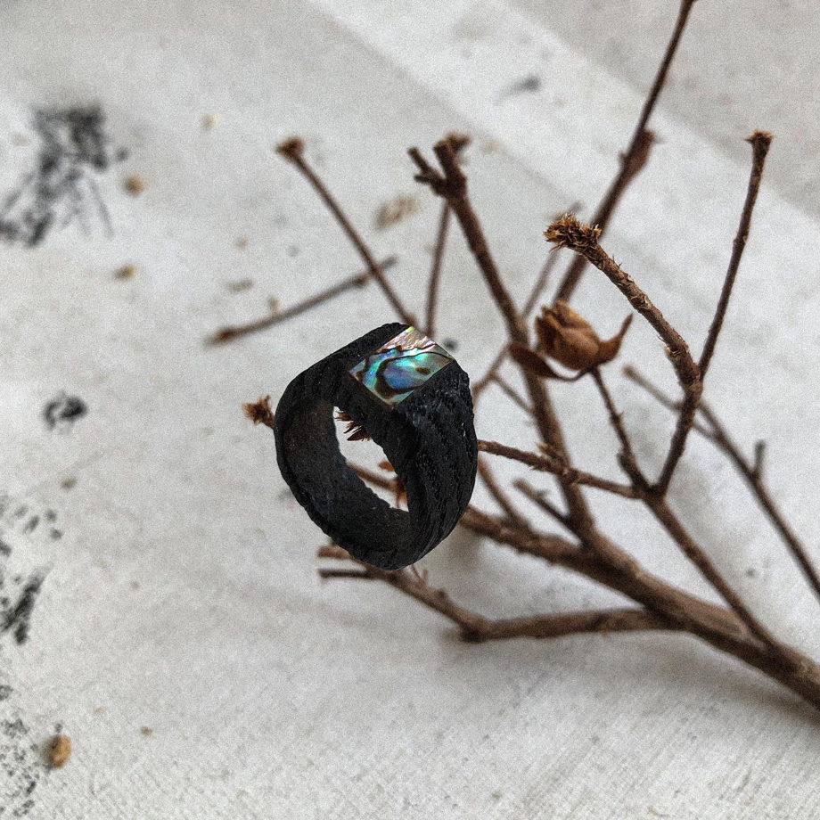 Деревянное кольцо из обожженного дуба с галиотисом