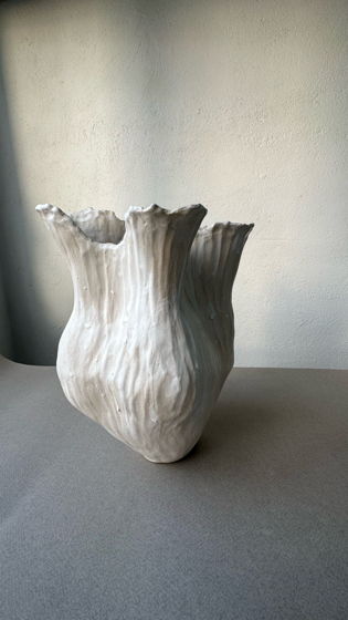 Белая вулканическая ваза 61