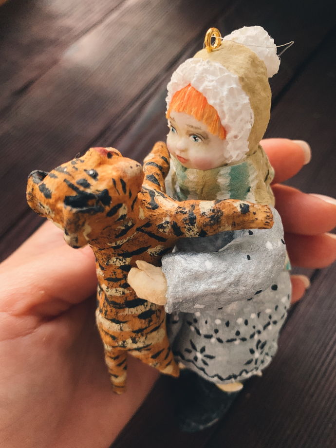 Ватная елочная игрушка ручной работы и росписи "Девочка с тигрёнком". Символ года 2022