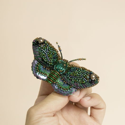 Брошь "Изумрудная бабочка" ручная вышивка с кристаллом Сваровски