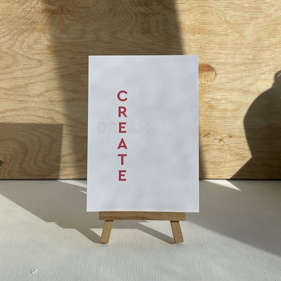 Открытка формата А6 из бумаги с текстурой льна "Dream and create" с крафтовым конвертом