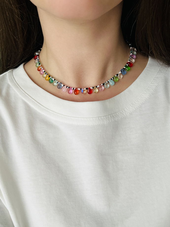 Черно-белый полосатый чокер с разноцветными стеклянными каплями в коллекционном мешочке