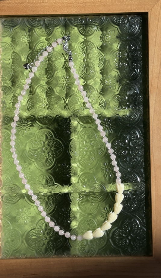 Колье с розовым кварцем PIKAKE LEI