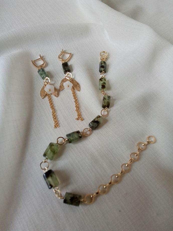 Зелёный комплект браслет и серьги из натурального камня пренит "Ландышы"