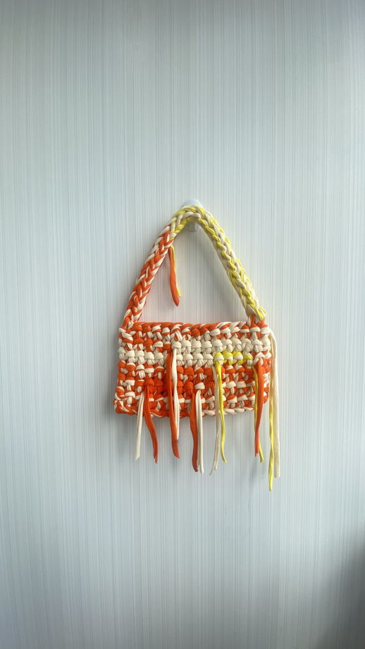 Вязаная сумка багет из хлопка с металлической застежкой-кнопкой цвет желтый/оранжевый