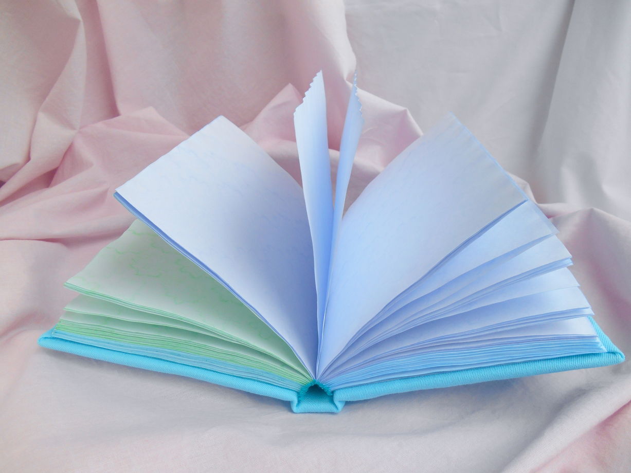 Небесно-голубой блокнот а5 с тканевой обложкой и цветными страницами ручной работы