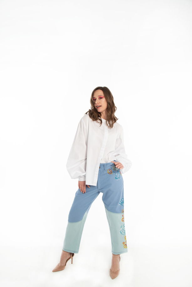 Прямые джинсы голубого оттенка в стиле colour block
