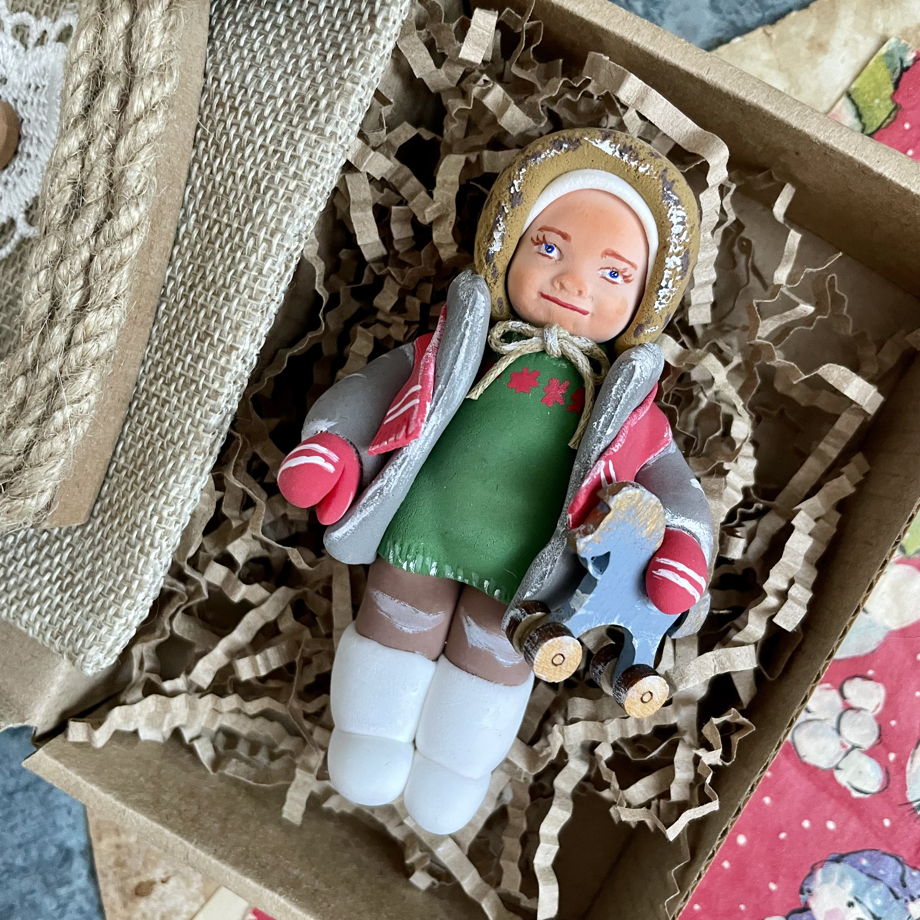 Коллекционная елочная игрушка «Девочка с лошадкой в советской шапочке. Советские дети»