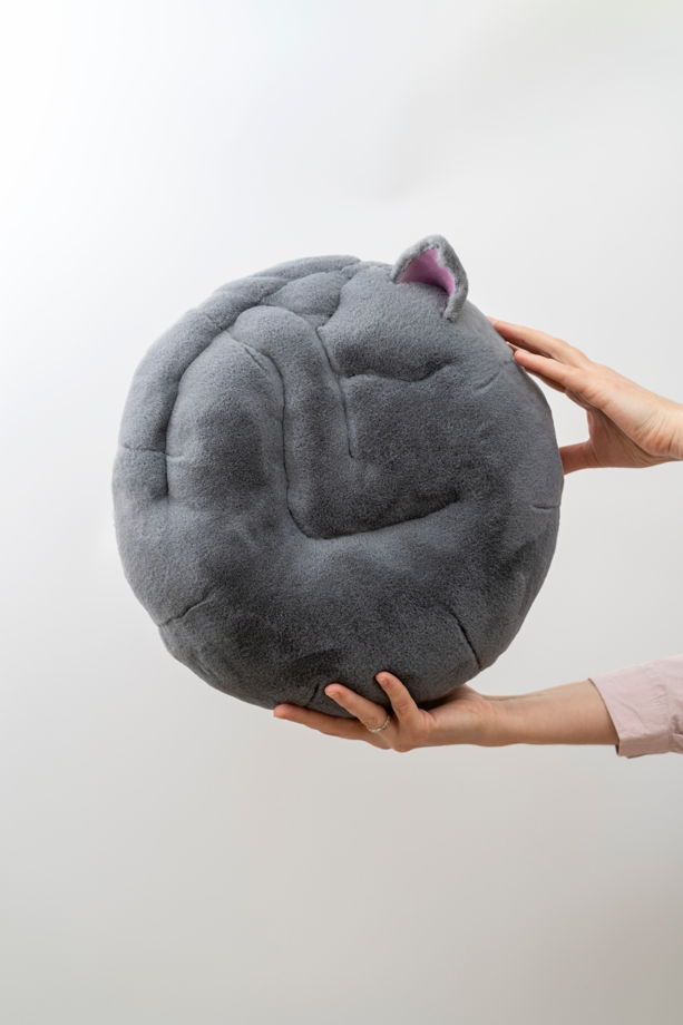круглая серая подушка-кот ручной работы из эко-меха