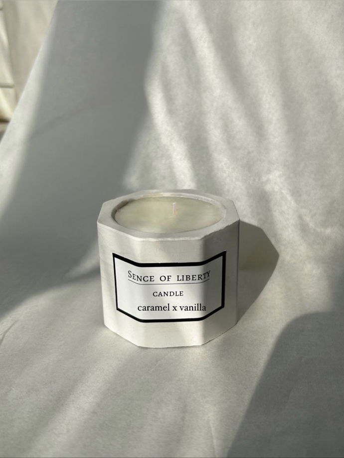 Ароматическая свеча Карамель х ваниль в сером гипсовом подсвечнике ручной работы 60 мл