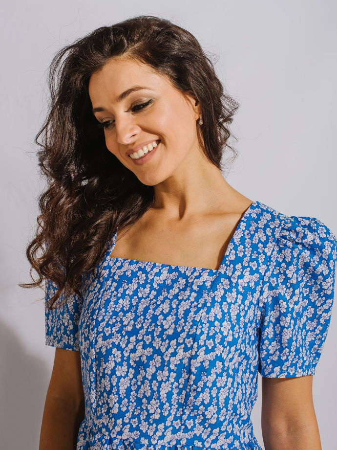 Женское эксклюзивное платье из ситца с белыми ромашками на голубом фоне