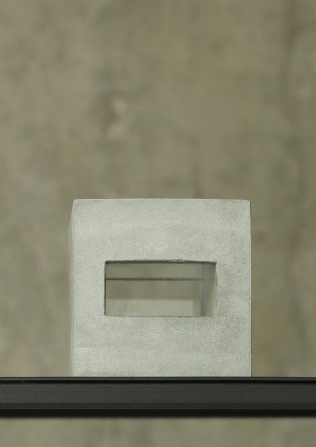 Подставка Портал из бетона для канцелярии и сухоцветов серого цвета