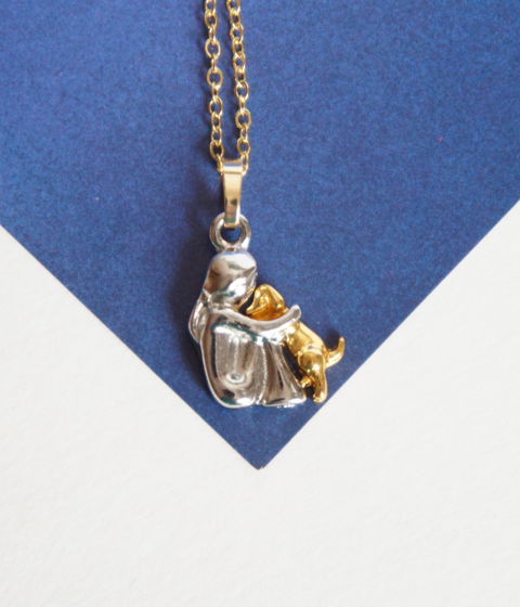 Двухцветный кулон девочка с собакой на цепочке