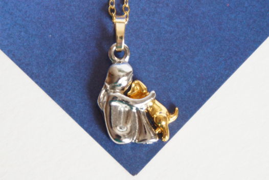 Двухцветный кулон девочка с собакой на цепочке