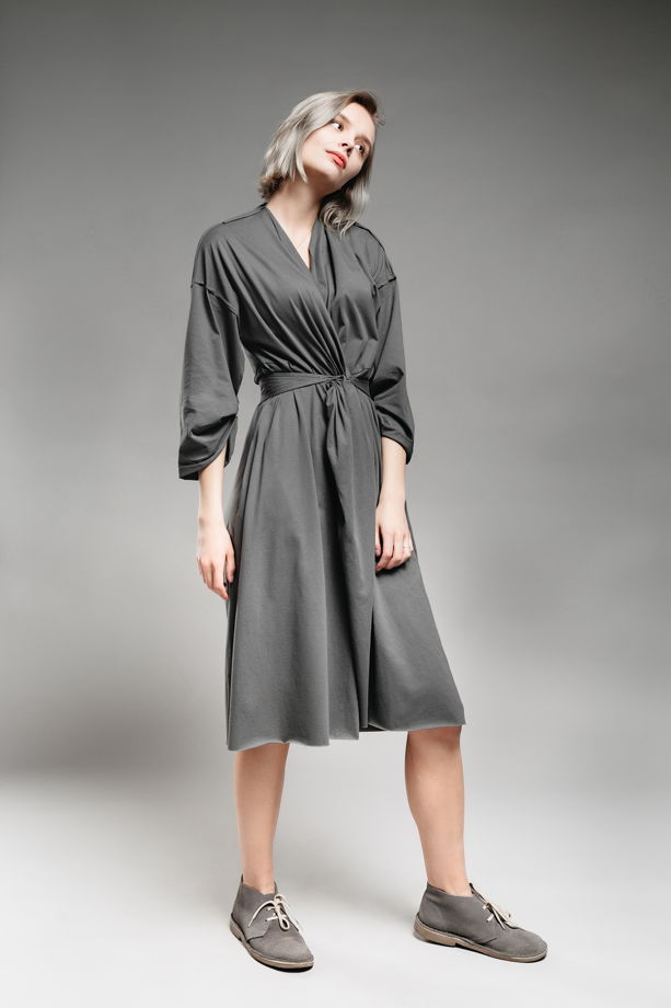 Платье-кимоно цвета глины с драпировкой и поясом