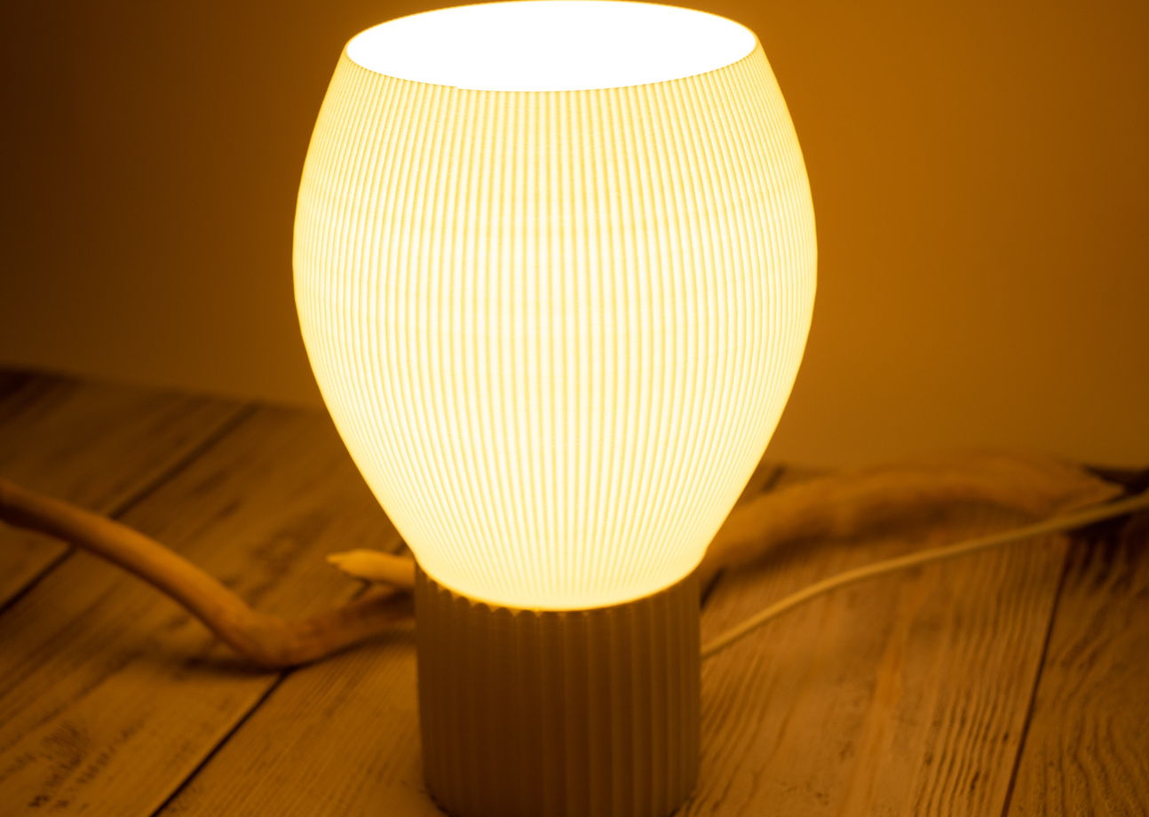 Миниатюрная современная лампа-ночник.
