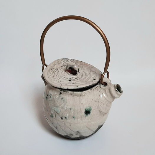 Уникальный керамический декоративный чайник-кувшин с металлической ручкой.