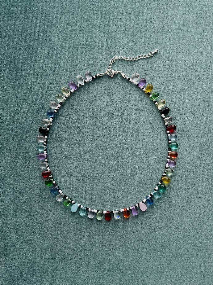 Черно-белый полосатый чокер с разноцветными стеклянными каплями в коллекционном мешочке