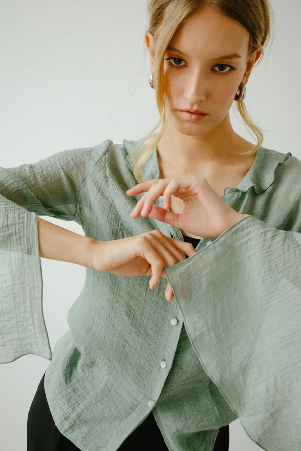 Приталенная блуза с расклешенными рукавами