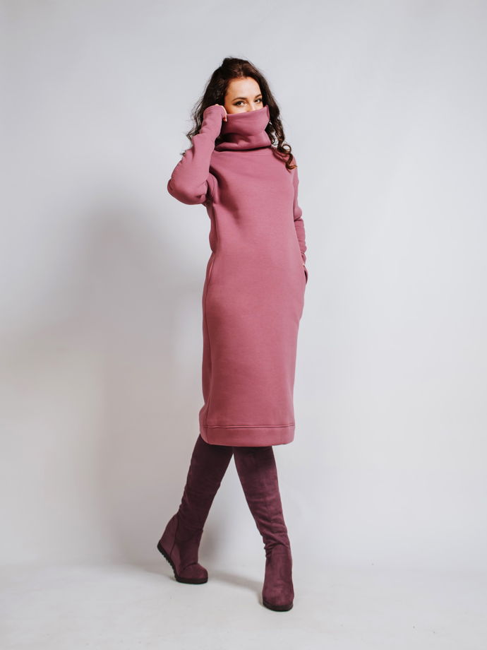 Утепленное платье с высоким воротником длиной миди в цвете какао