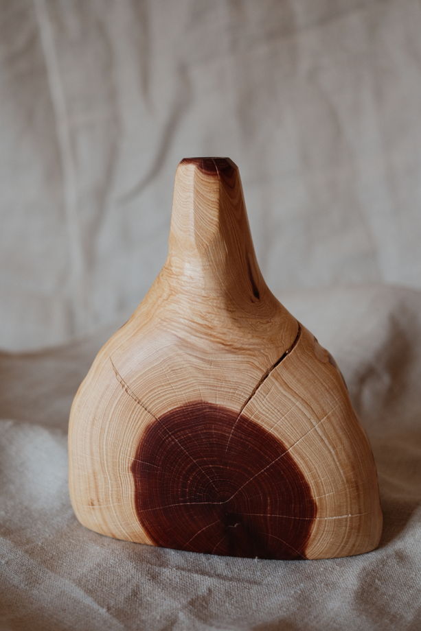 Ваза из можжевельника с узким горлышком