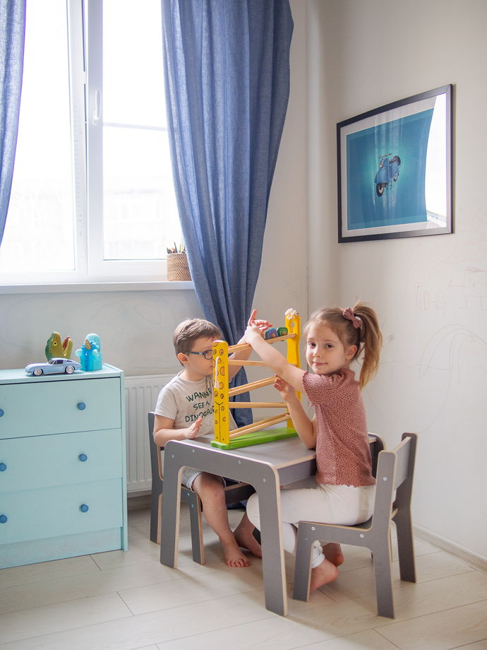 Комплект серой детской мебели стол и два стула Киддис
