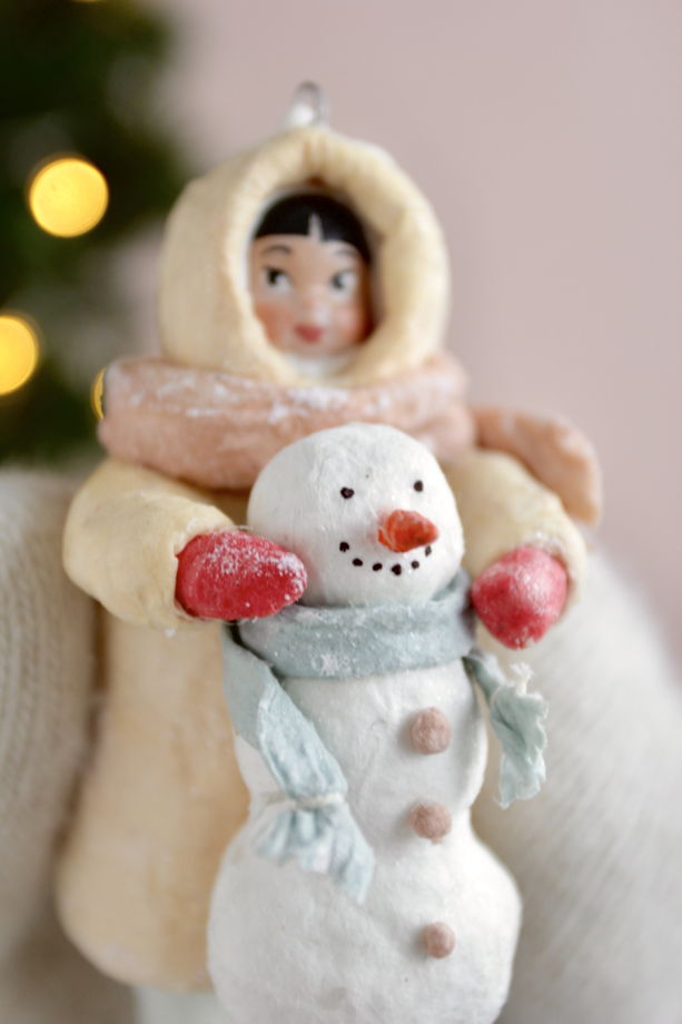 Ватная ёлочная игрушка «Эскимоска со снеговиком»