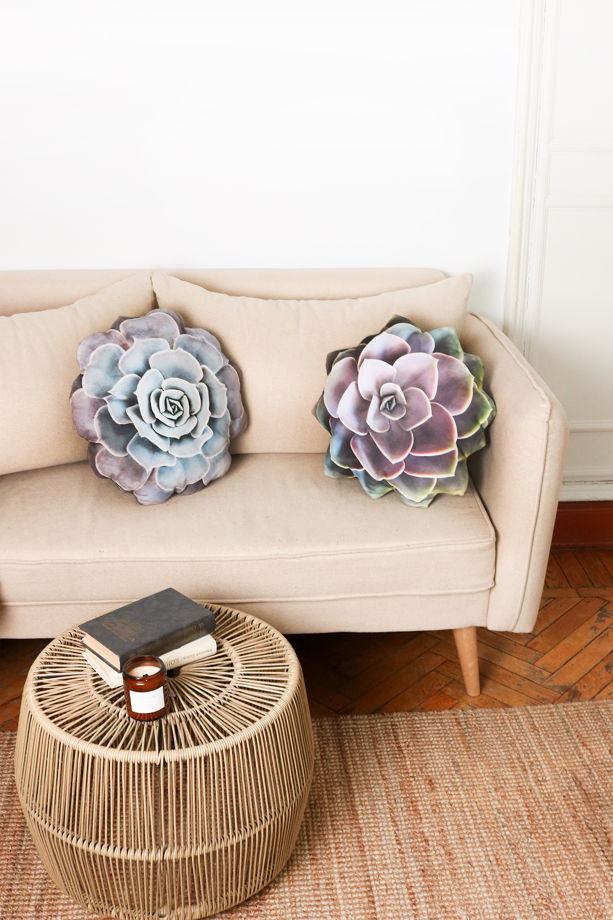 Декоративная подушка для дивана или кресла "Лилацина"