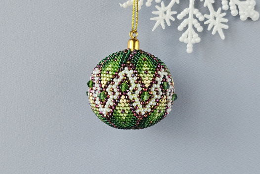 Ёлочная игрушка из бисера и страз ручной работы "Фантазийнын ромбы" 4 см