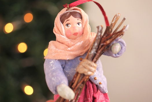 Ватная игрушка на ёлку «Крестьянка с хворостом»