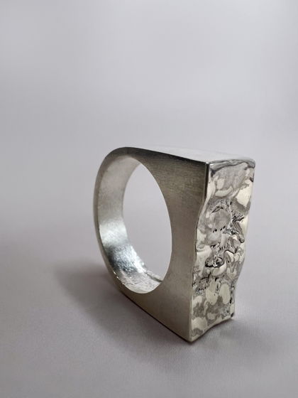 Прямоугольный перстень с текстурой