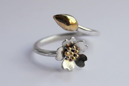 Разъемное кольцо Цветочек из серебра с латунью
