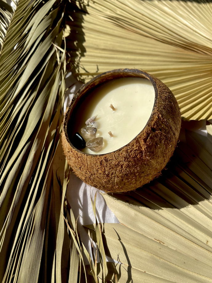 Свеча в большом кокосе с ароматом длинного отпуска