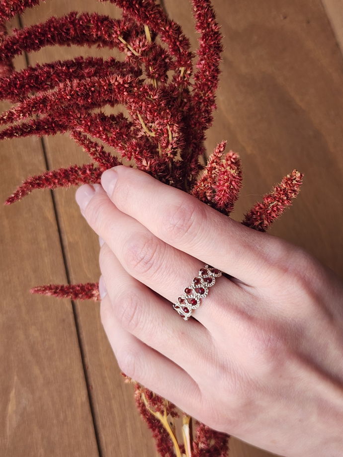 Кольцо плетеное, золотистое кольцо с бордовыми фианитами